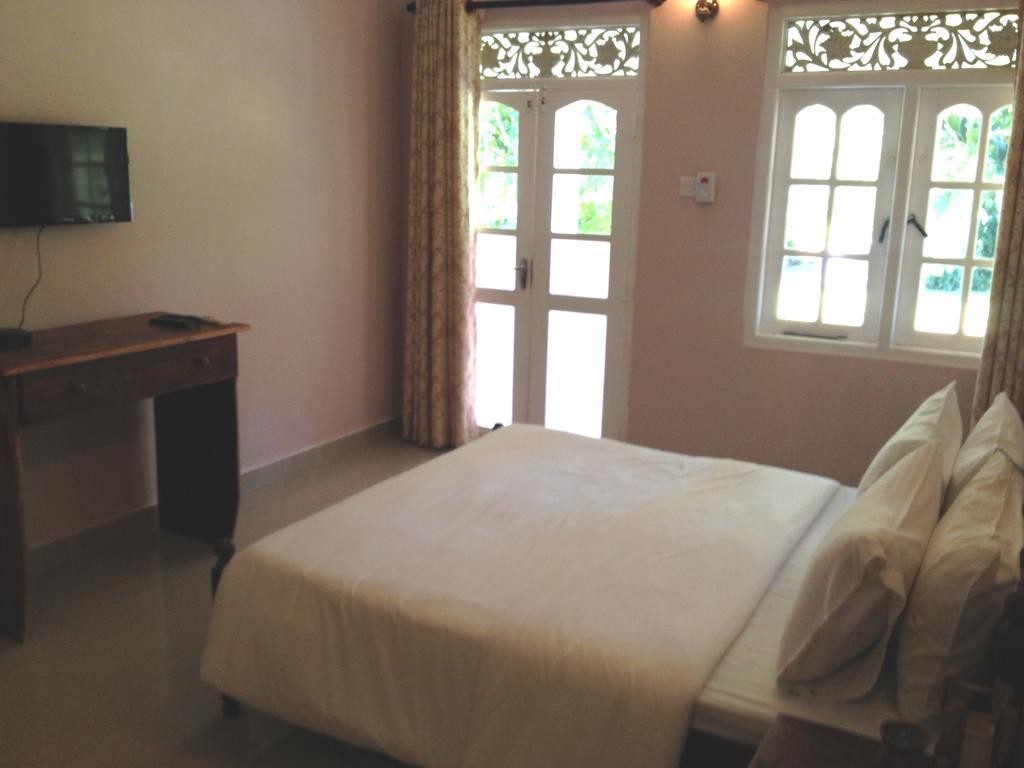 Fire Dragon Hideaway Hotel Negombo Quarto foto